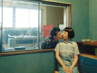 ภาพถ่ายในชุดนี้เสนอเรื่องราวผ่านชีวิตของคู่รัก Pixy Liao และแฟนหนุ่ม Moro ชาวญี่ปุ่น โดยการเปลี่ยนบทบาทเพศและอำนาจในความสัมพันธ์