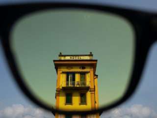 มองโลกเป็นสี Wes Anderson ด้วยฟิลเตอร์จากแว่นกันแดด “Spectachrome”